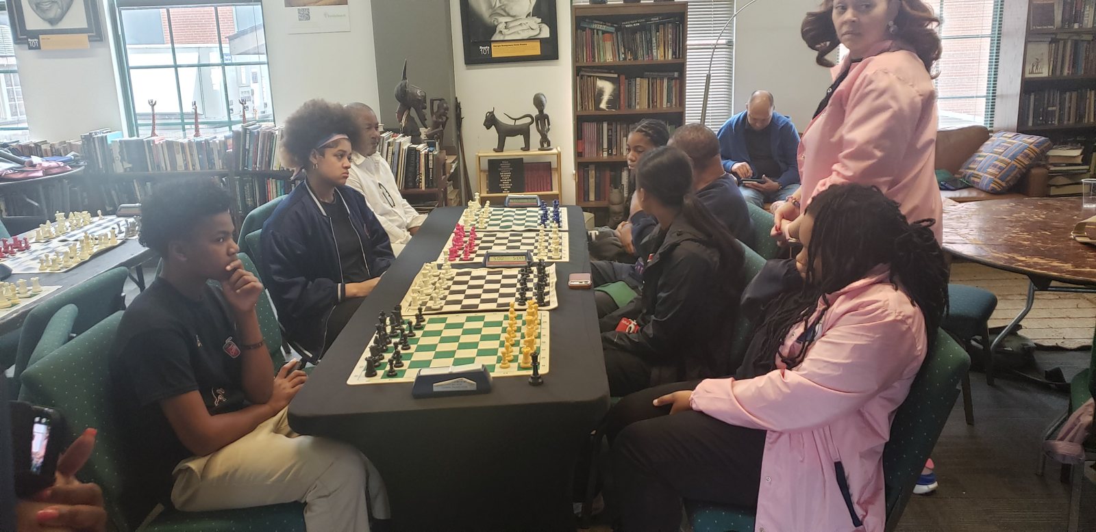 A crowded table watching the action, Butch Mosby Chess Classic 2 at Roots 101 African American Museum, Louisville